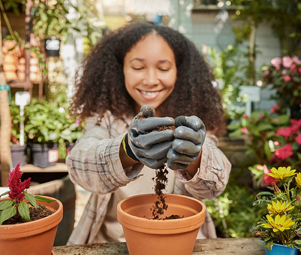 Woman in garden with soil and planting © iStock.com PeopleImages - Sustainable Peat Alternatives